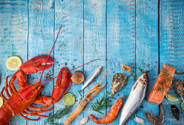 新鲜美味的海鲜摆在旧木桌上图片下载