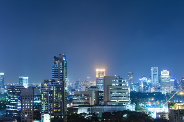 社论:泰国曼谷，2017年2月16日。曼谷市是商业和通信的城市，早上在泰国暹罗曼谷日出。图片下载