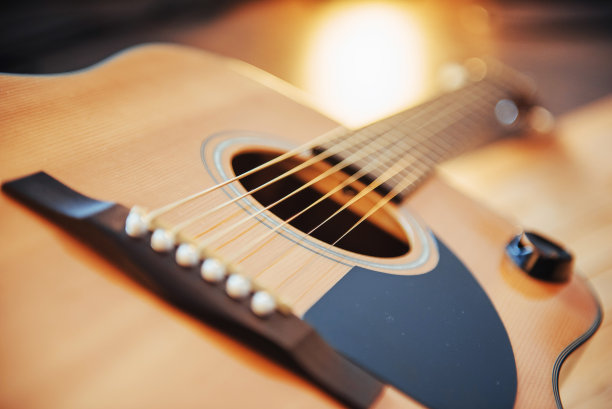 照片片段古典吉他在浅棕色的背景。图片下载