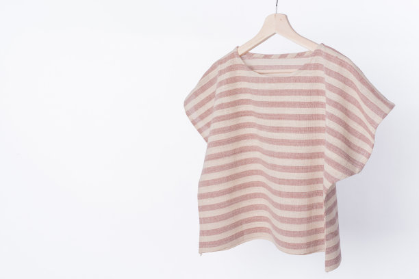 白色背景上的棉棕色条纹女衬衫。图片下载