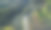 穿过绿地和茂密森林的乡村公路图片下载