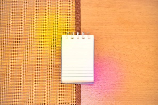 记事本与铅笔和机器人矢量在木板背景。使用墙纸或用于教育、商业照片。注意书籍的纸张和概念，或拷贝空间和广告。图片下载
