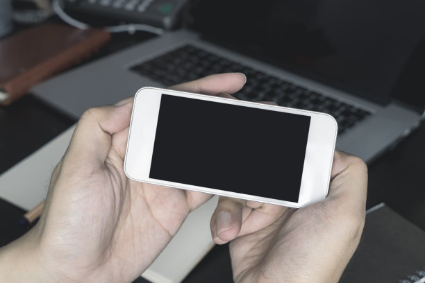 拿着空的电话屏幕进行办公室模拟图片下载