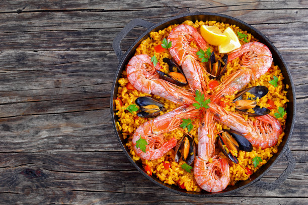 海鲜瓦伦西亚海鲜饭配王虾素材图片