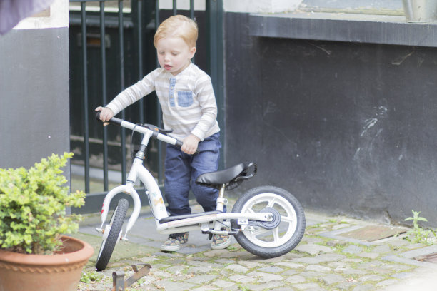 骑自行车训练的小男孩图片下载