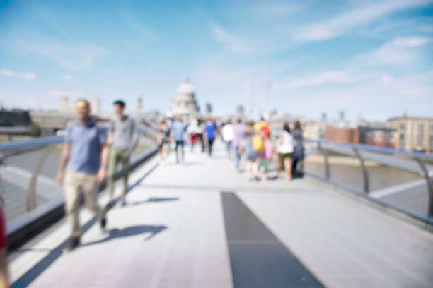 伦敦桥上的人们图片下载