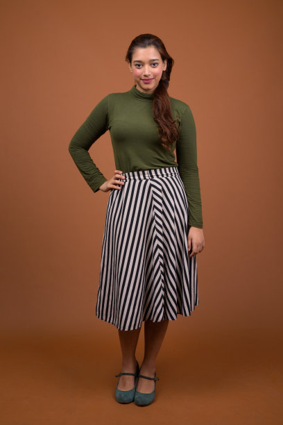 在彩色背景下拍摄的年轻美丽的印度女人图片下载