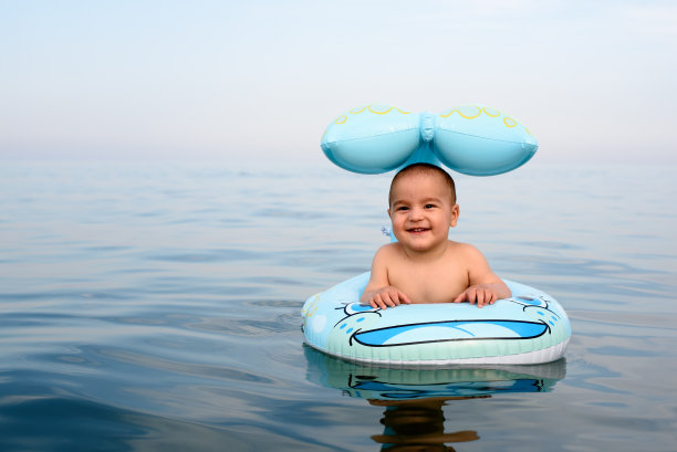 小男孩在海里游泳图片下载
