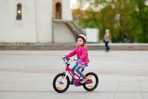 可爱的小女孩骑自行车图片下载