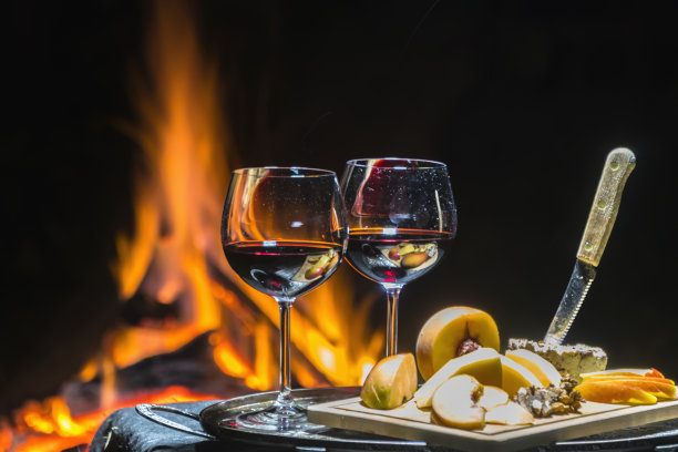 两杯酒，以火为背景图片下载