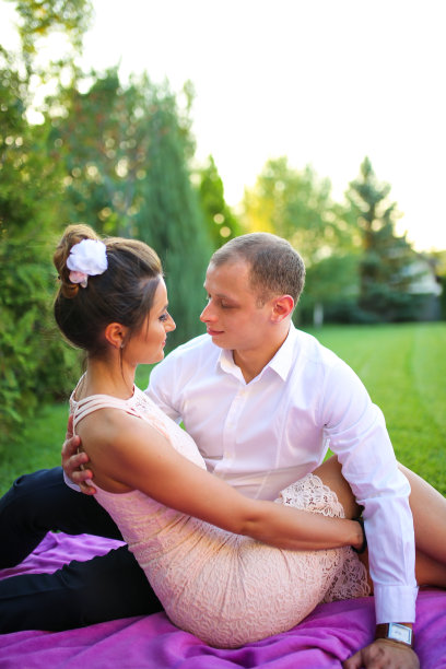 年轻的浪漫情侣图片下载