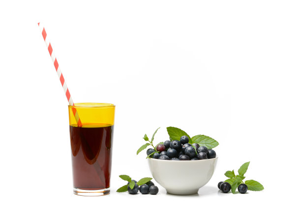 鲜蓝莓汁在玻璃白色背景下分离图片下载