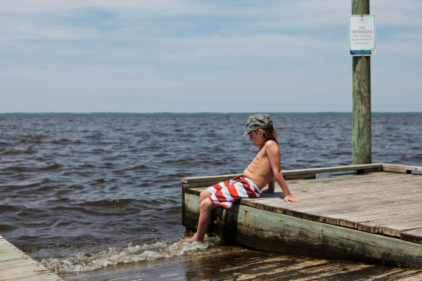 孩子坐在码头上图片下载
