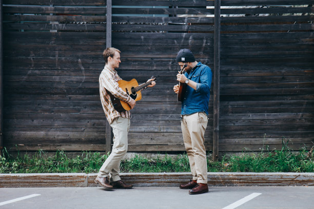 时髦的音乐家在街上演奏。素材图片