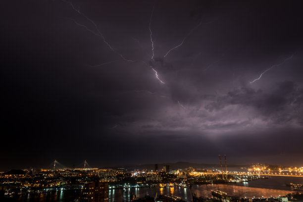 闪电在城市。图片下载