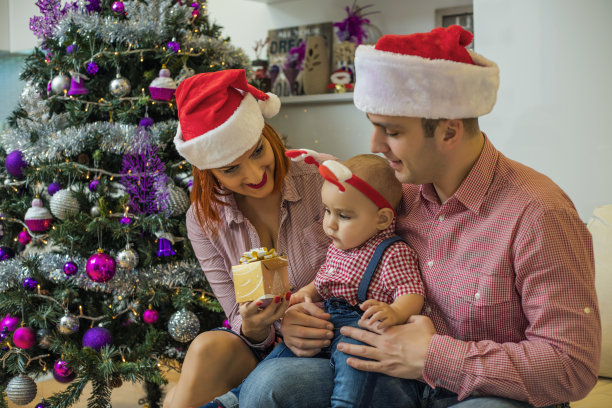 圣诞树前快乐的一家人图片下载