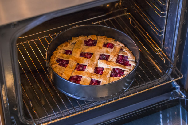 烤箱里的烤樱桃派图片下载