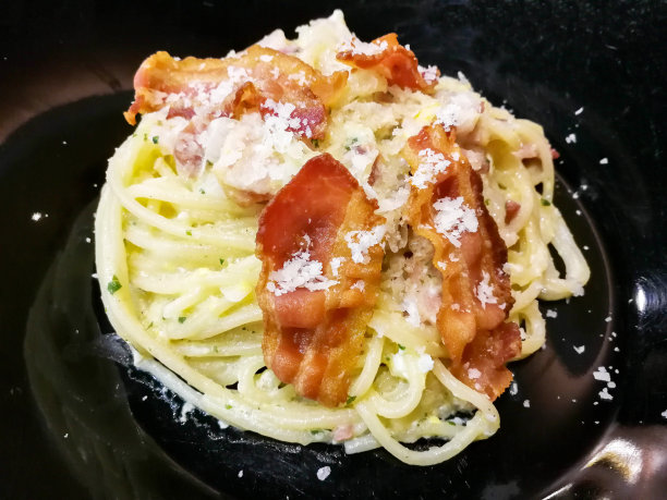 意大利面条加培根和火腿图片下载