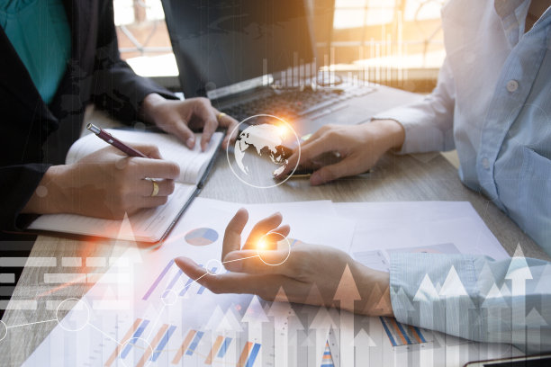 商务团队会议介绍项目。专业投资者与新项目合作。概念业务与财务图片下载