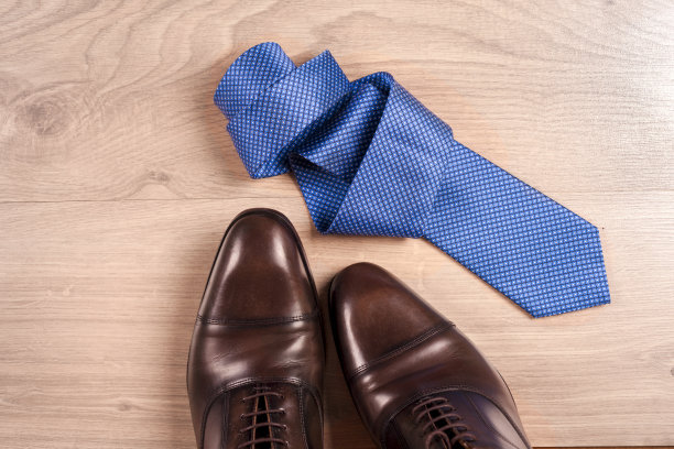 男式配饰男式鞋，系在木质背景上。经典的男人的配件。俯视图图片下载