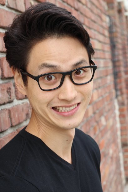 表情滑稽的年轻亚洲男子素材图片