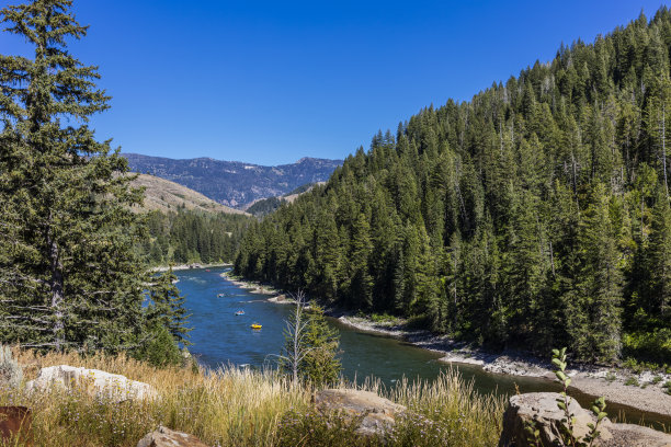 美国怀俄明州林肯县。人们在蛇河上泛舟图片下载