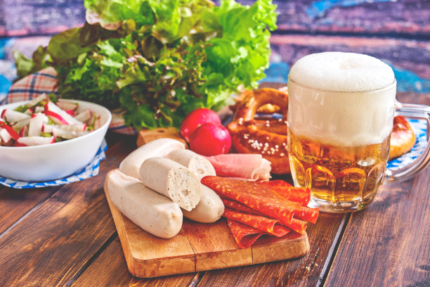 木桌上的啤酒节美食素材图片