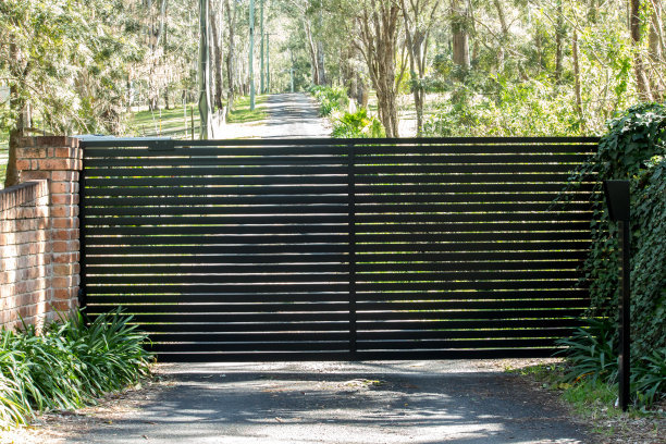 黑色金属大门通向乡间车道素材图片