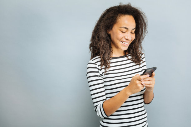 积极愉快的女人表现出友好的微笑图片下载