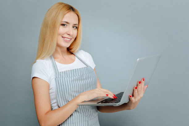 有魅力的女性直视着镜头图片下载