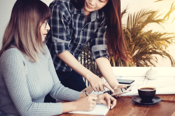 创业公司的概念。亚洲商务人士在办公室开会讨论项目。这位长者在公司里教育年轻一代。专业的商务人士一起工作图片下载