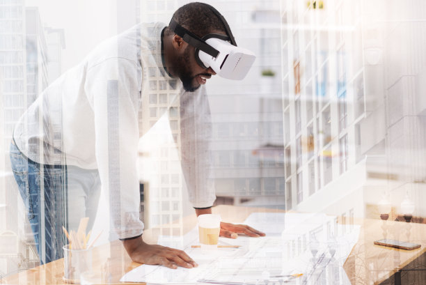 高兴的非洲裔美国人戴着面具图片下载