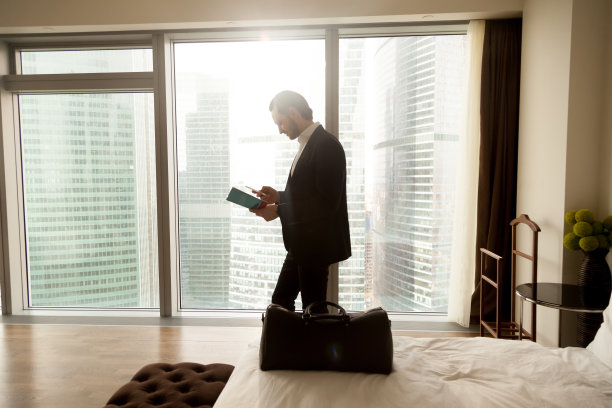 商人在酒店房间用电话订晚餐图片下载