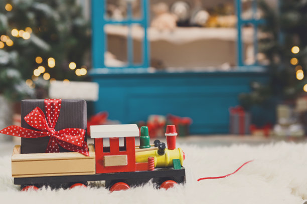 玩具火车开着圣诞礼物上雪花，假日背景图片下载