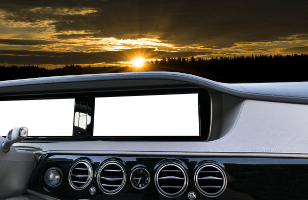 白屏系统显示GPS导航和多媒体作为车载技术。触摸屏的白色拷贝空间。现代汽车仪表盘为文本留出空间。空白空白的白色屏幕。日落的户外概念。图片下载