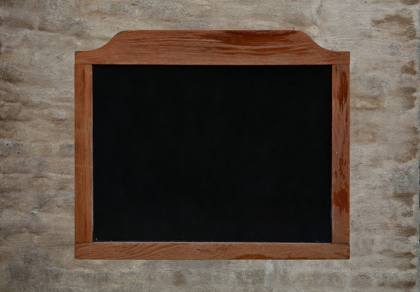 旧的黑色黑板贴在灰泥墙上图片下载