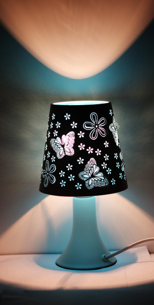 一盏漂亮的台灯图片下载