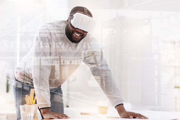 头戴面具微笑的非裔美国人图片下载