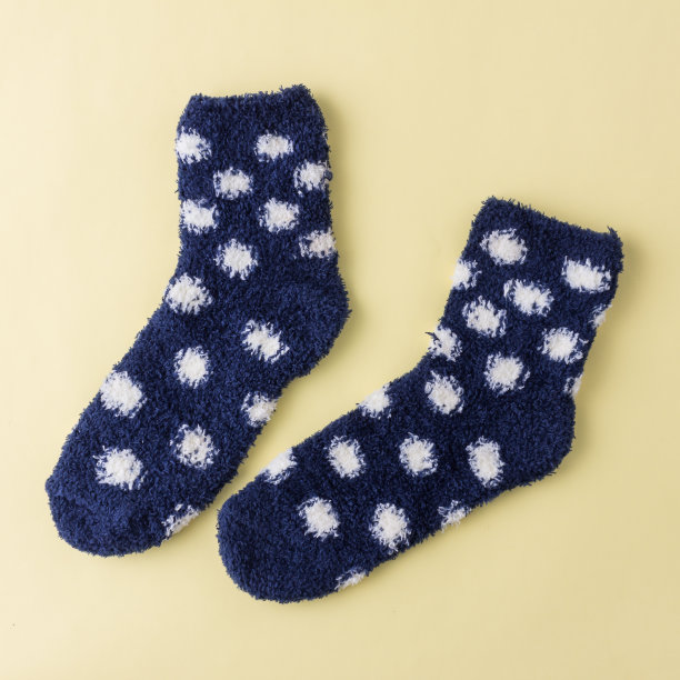 在顶视图的黄色背景上有白点的蓝色袜子图片下载