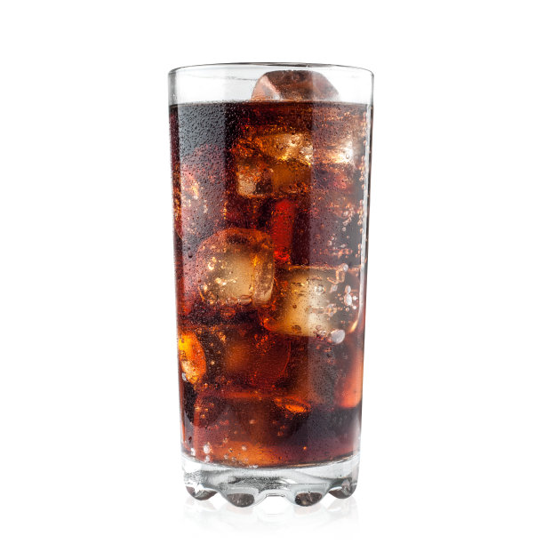 可乐在玻璃和冰块孤立在白色背景，包括剪切路径图片下载