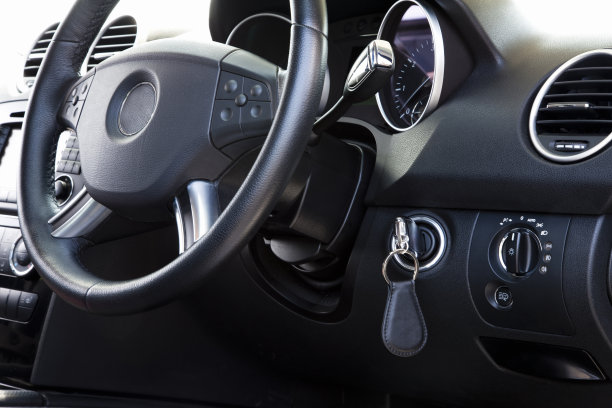 坐在驾驶座上图片下载