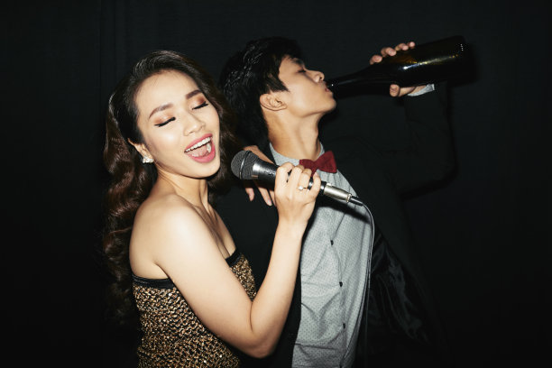 喝两唱歌素材图片