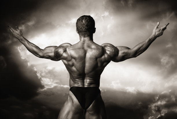 人们在户外张开双臂，对抗着乌云图片下载