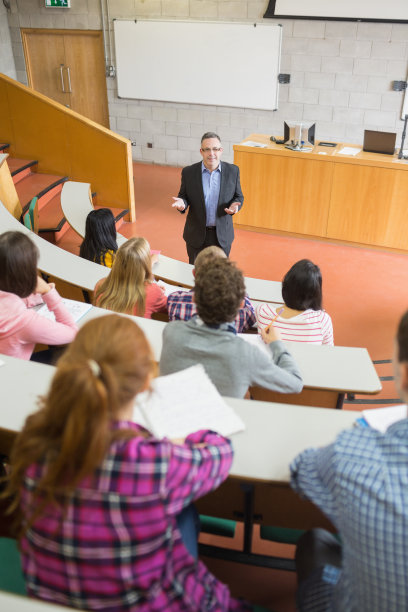优雅的老师和学生在报告厅素材图片