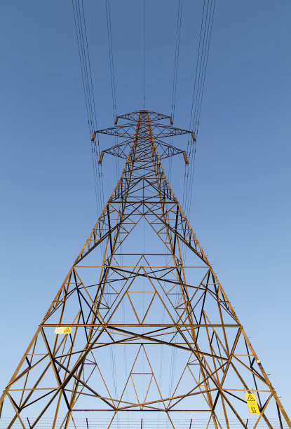 垂直格式的蓝天电塔图片下载