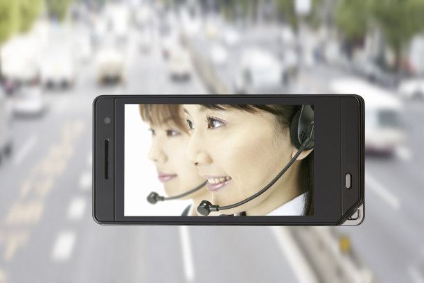 道路与运营商在移动屏幕上图片下载