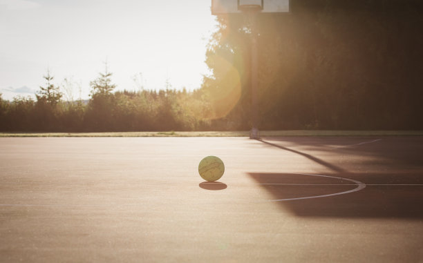 篮球操场和球在日落图片下载