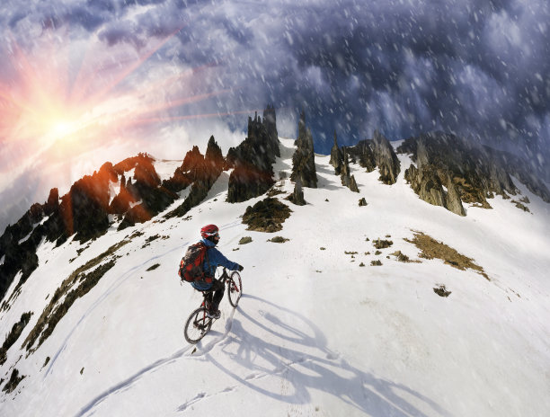 骑山地车的人图片下载