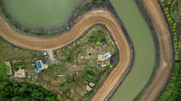 鸟瞰图太阳能电池建筑屋顶小房子农村用于农业和电力在房子图片下载