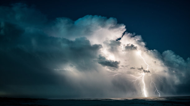 夜间海上有闪电。图片下载
